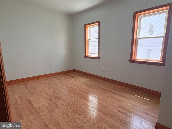 Foto del edificio - 1318 W Girard Ave