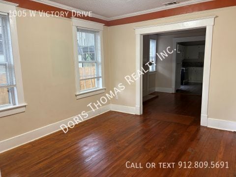 Building Photo - 1005 W Victory Dr