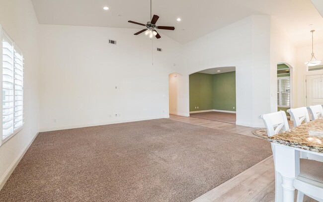 Building Photo - Amazing 3 Bedroom+Flex Room/2 Bath/3 Car G...