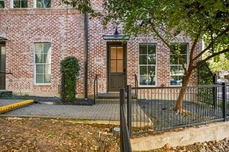 Building Photo - 1301 Town Creek Dr