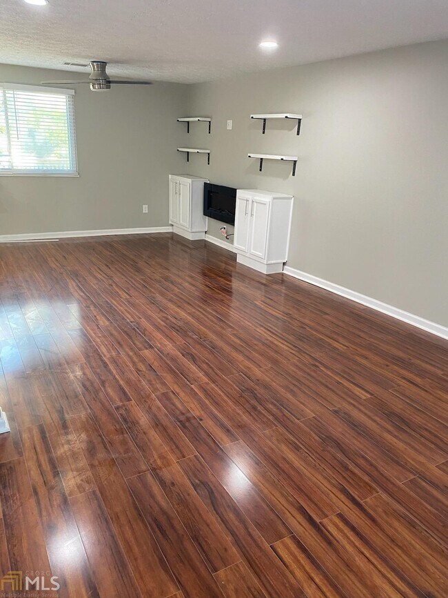 Building Photo - 5349 Tracey Dr