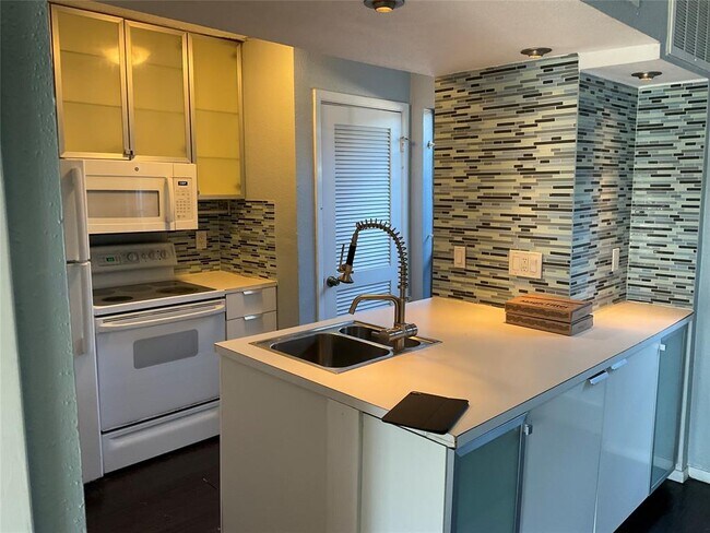 Building Photo - 6202 Skyline Dr