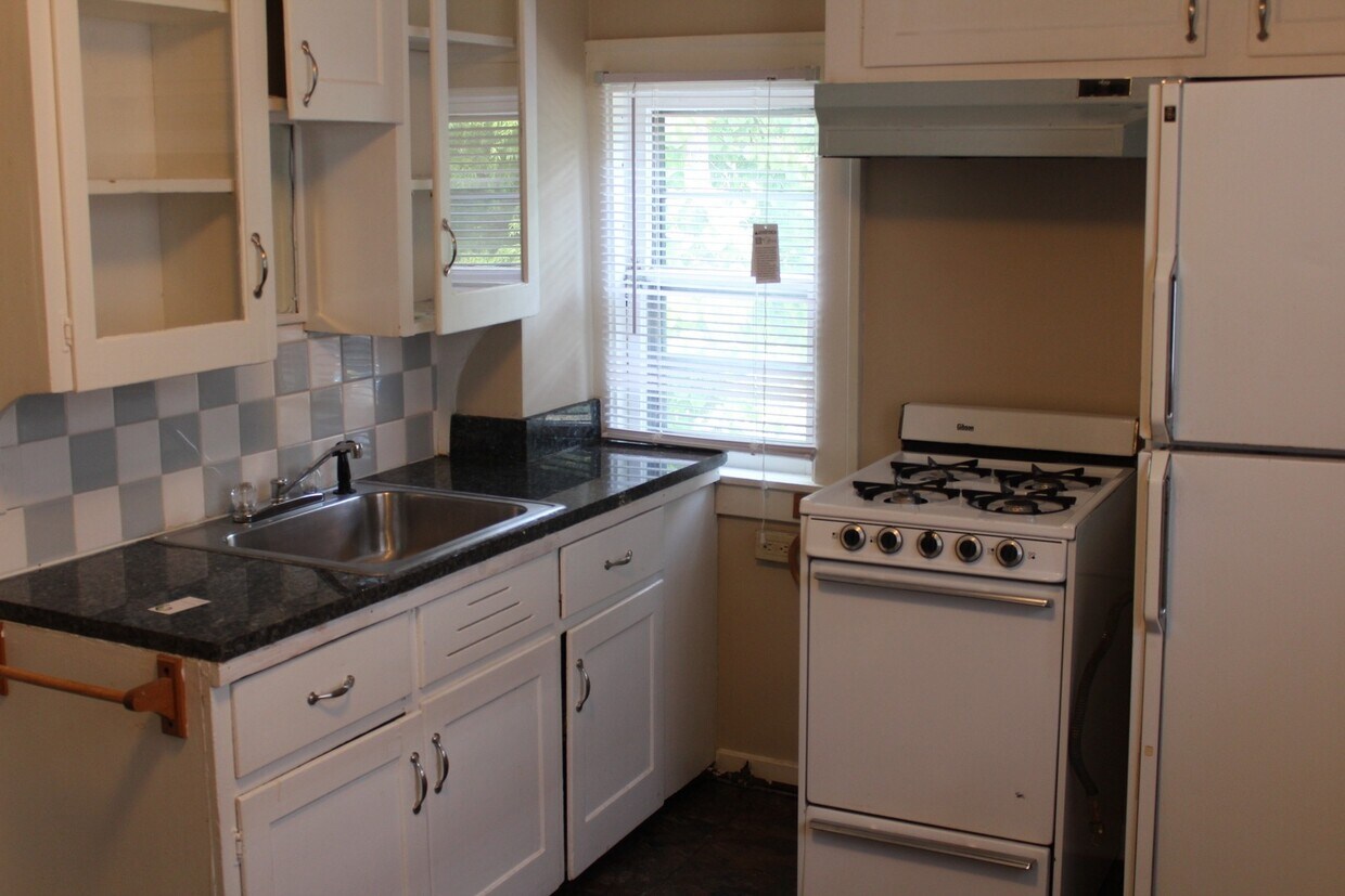 Primary Photo - 2 BR Close to Medical Mile with hardwood f...