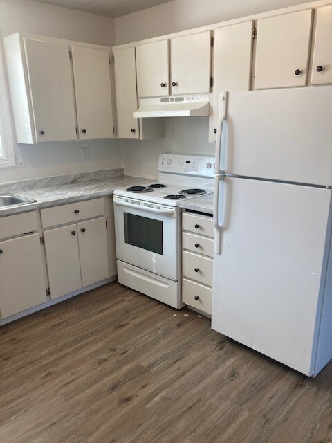 Kitchen - 6229 N Regal St