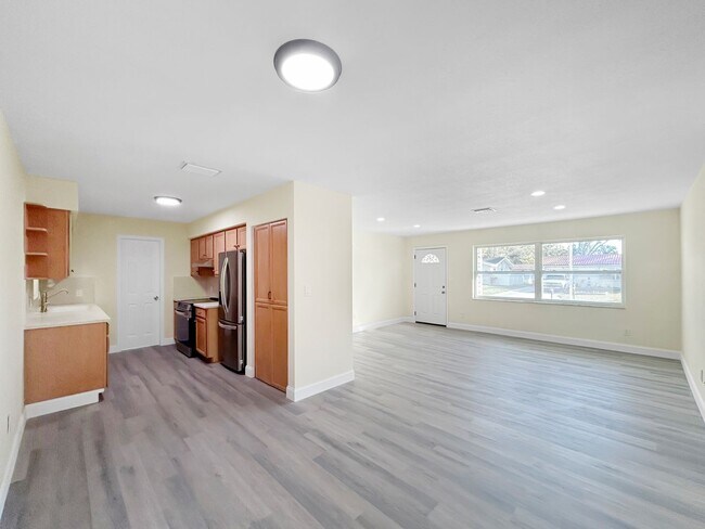 Building Photo - Beautifully Renovated 2BR/2BA with bonus room New Hurricane Windows + Backyard