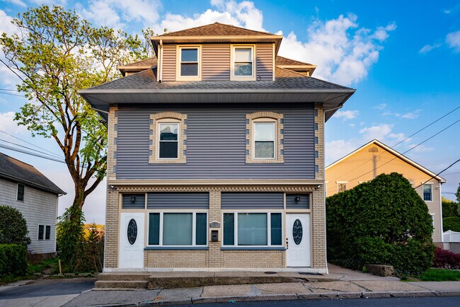 Foto del edificio - 127 Maple Ave