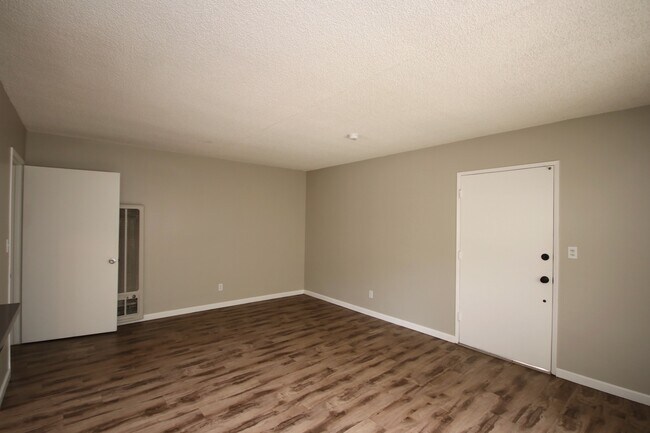 Building Photo - 695 E Villa St