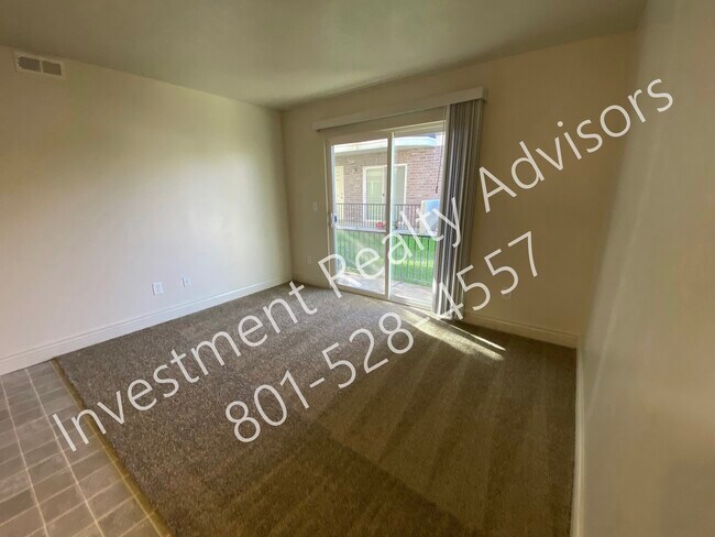 Building Photo - Three Bedroom Condo in Sandy!