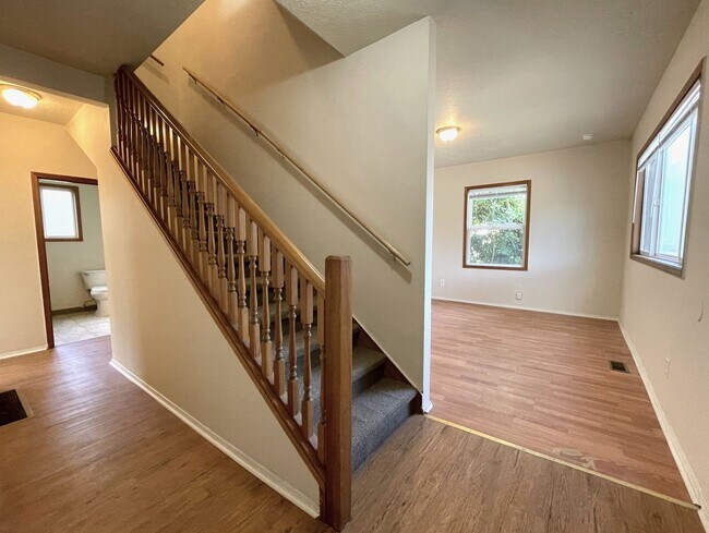 Foto del edificio - 4713 N Commercial Ave