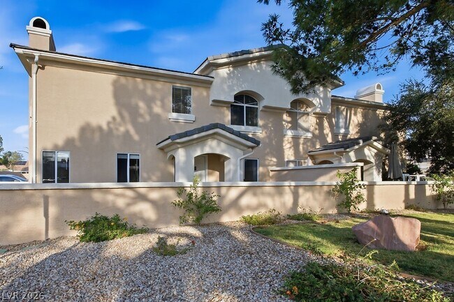 Foto del edificio - 910 Elegant Coral Ave