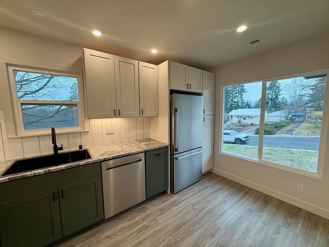 Foto del edificio - Immaculate FULL-REMODEL: 3 Bed 2 Bath Spokane Home w/ Brand New Everything!!