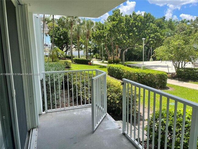 Foto del edificio - 2851 NE 183rd St