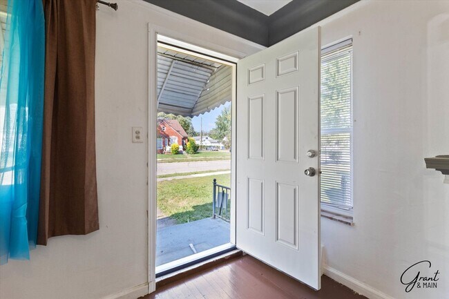 Foto del edificio - $1,200/month - 2 Bed 1.5 Bath in Warren, Detroit