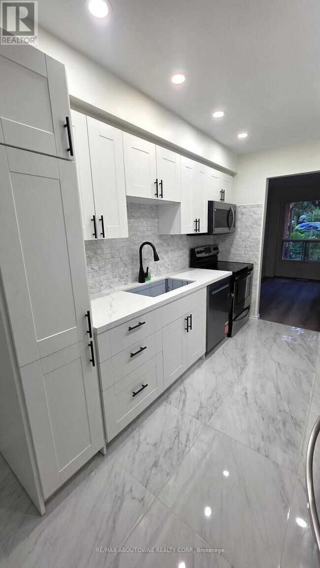 Photo du bâtiment - 1329 Montclair Dr
