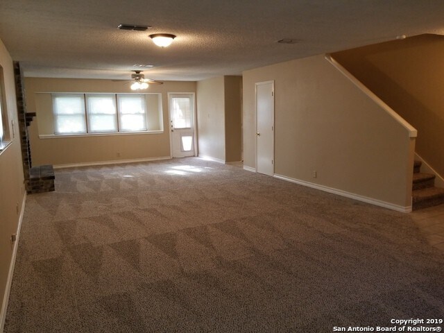 Building Photo - Large 4 bedroom 2 1/2 bath in Northwest Cr...