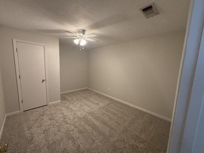 Foto del edificio - 916 Trailwood Blvd