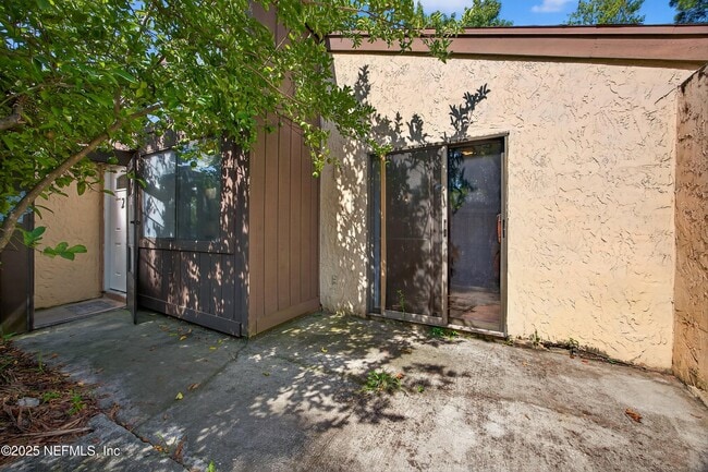 Building Photo - 10711 Whispering Woods Pl