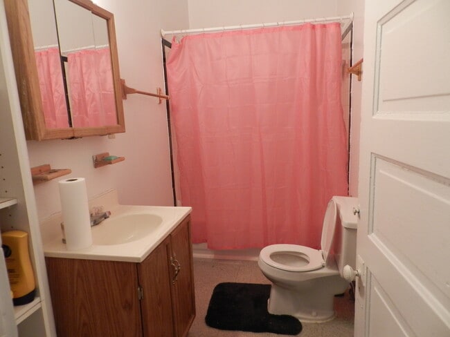 Full Bathroom +Tub - 2324 W Grace St