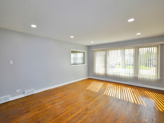 Foto del edificio - 8931 Moody Ave