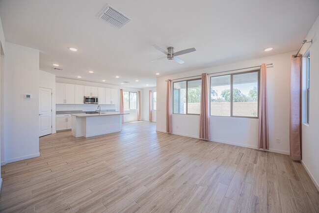 Foto del edificio - 7412 W Gardenia Ave
