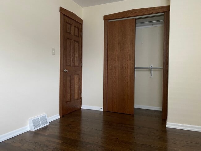 Building Photo - 2346 W Dickens Ave