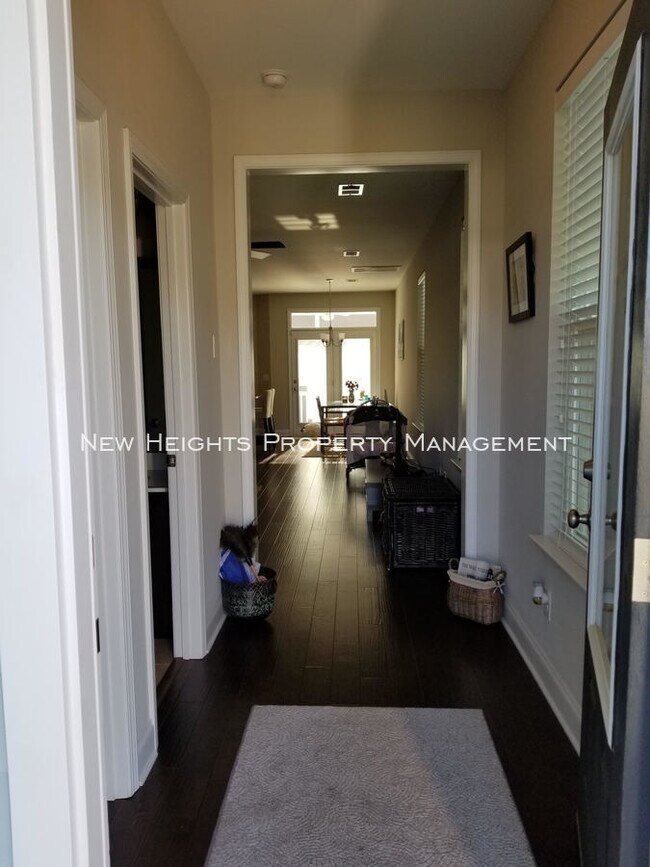 Foto del edificio - 1055 Ashley Garden Blvd