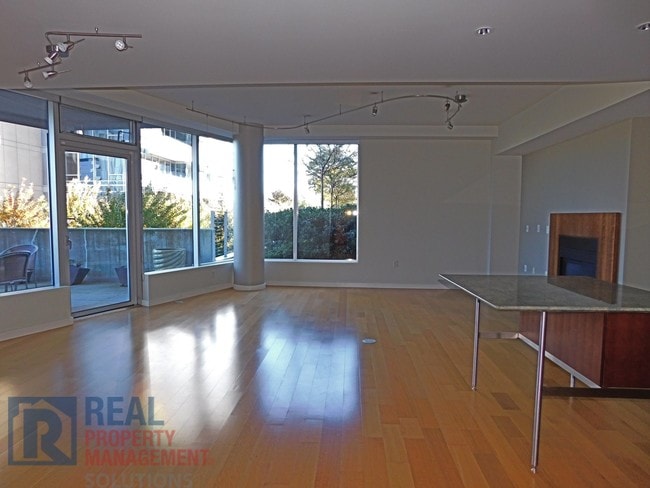 Building Photo - Exquisite South Waterfront Meriwether Condo!