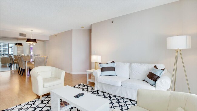 Foto del edificio - 3600 Mystic Pointe Dr