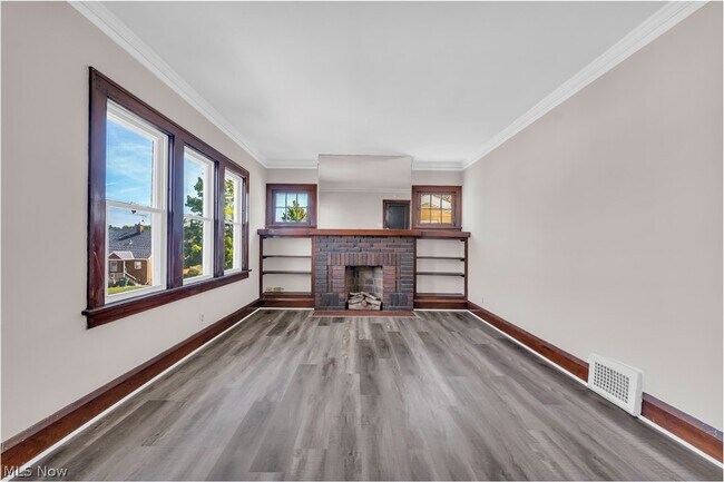 Foto del edificio - 10602 Langton Ave