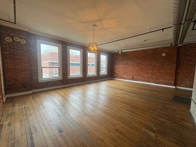 Building Photo - 811 Cook Building