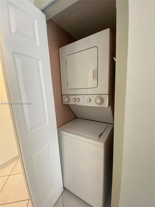 Foto del edificio - 6061 Collins Ave