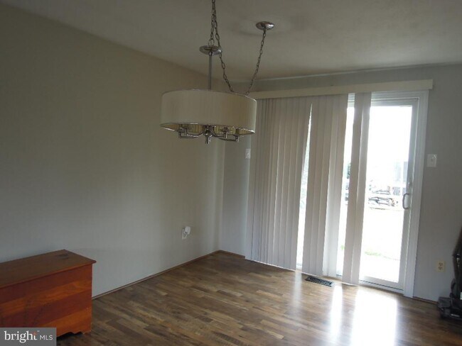 Foto del edificio - 7028 MacBeth Way