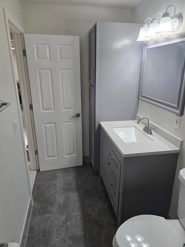 Building Photo - 3801 Waterview Cir