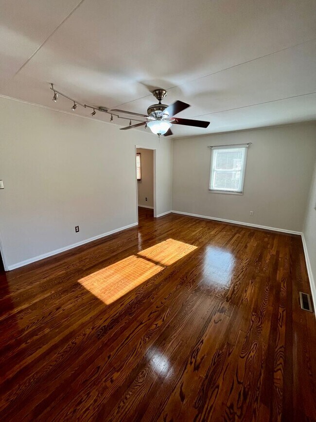 Building Photo - Charming 2 Bedroom home in Staunton Availa...