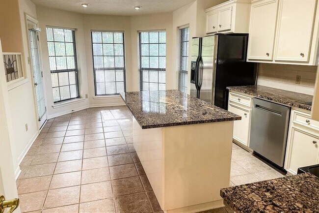 Building Photo - 617 Green Hills Dr