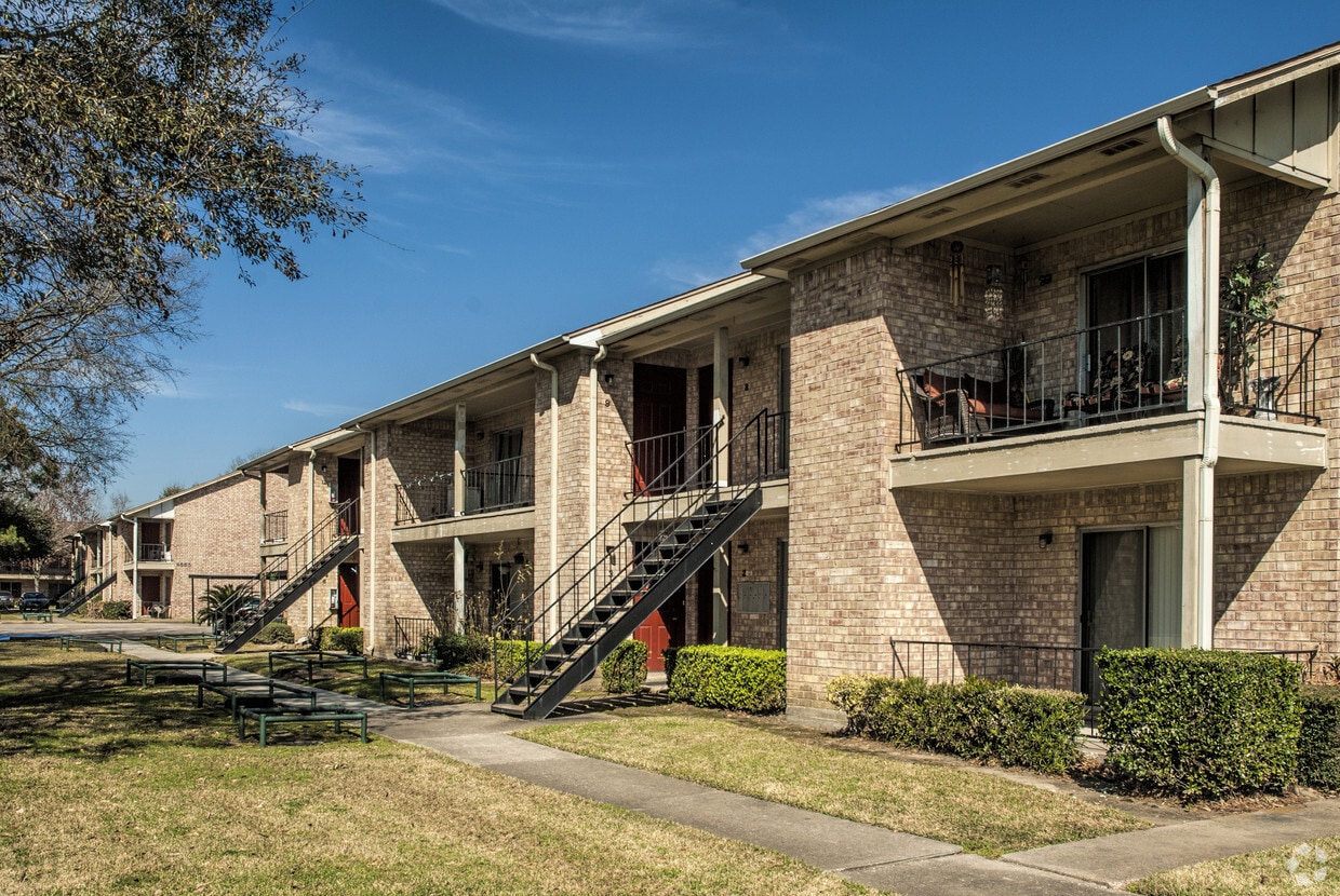 Primary Photo - Landsdowne Place Apartments