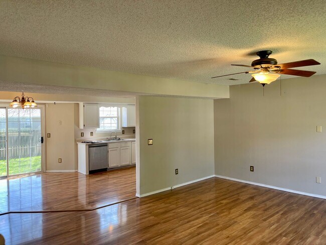 Foto del edificio - Beautiful 2 story, 5 bedroom, 3 bath home available NOW!