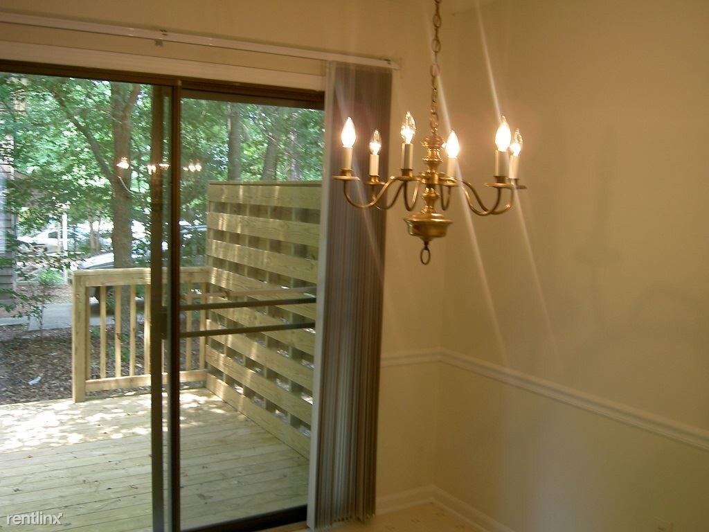 Building Photo - 2 br, 1.5 bath Triplex - 100 Stowe Pl A