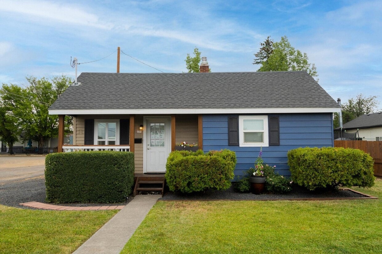 Primary Photo - 415 SW Black Butte Blvd
