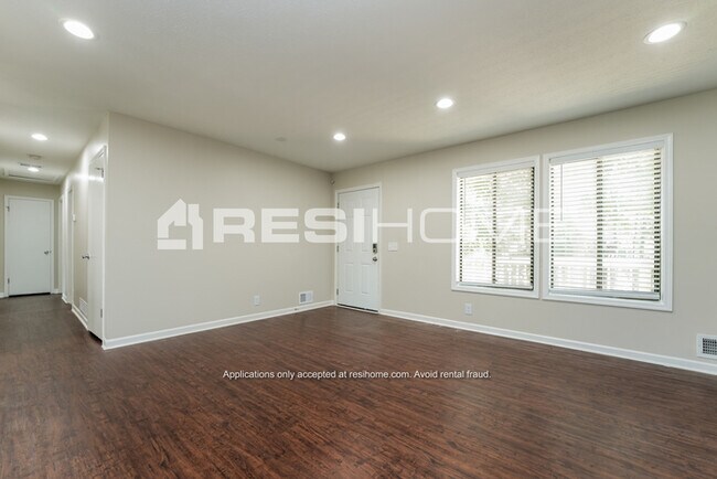 Foto del edificio - 1763 Stag Dr NW