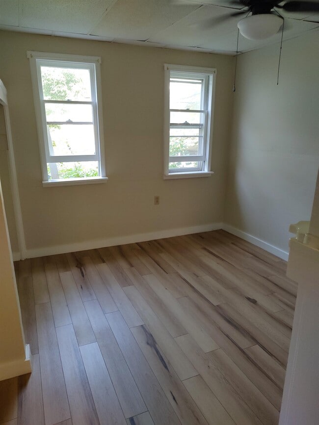 Building Photo - 10 Oak Hill St