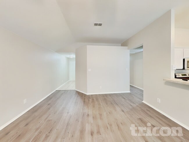 Building Photo - 1584 Sandhurst Dr