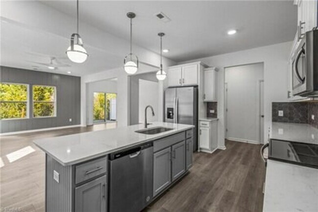 Foto del edificio - Spacious 3-Bedroom Townhome with Private Patio, Central HVAC & In-Unit Laundry Hookups