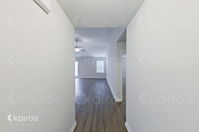 Building Photo - 205 Redwood Ct