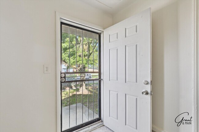 Foto del edificio - $1250 3 bedroom bungalow