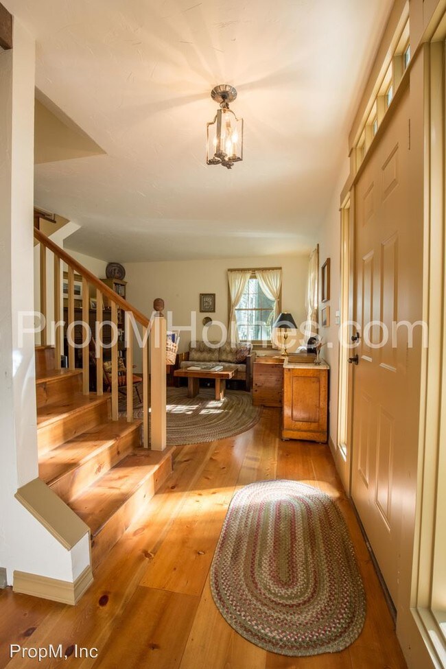 Building Photo - 3847 Mapleton Dr