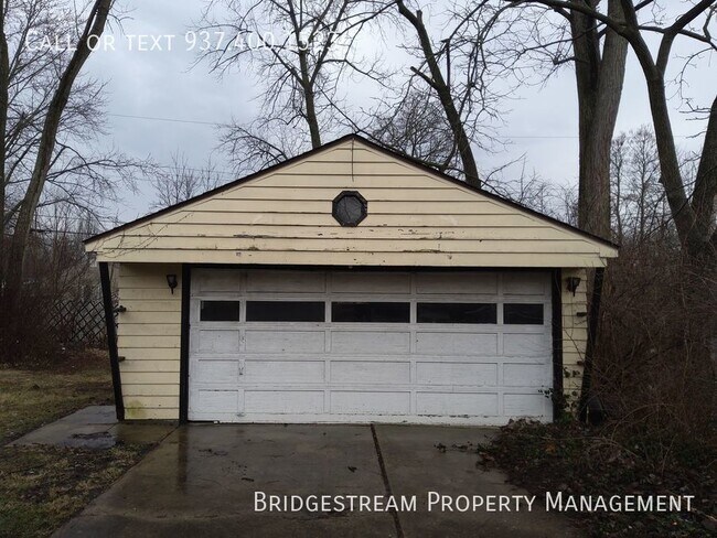 Building Photo - Nice 3 bedroom, 1 bath home with 2 car det...