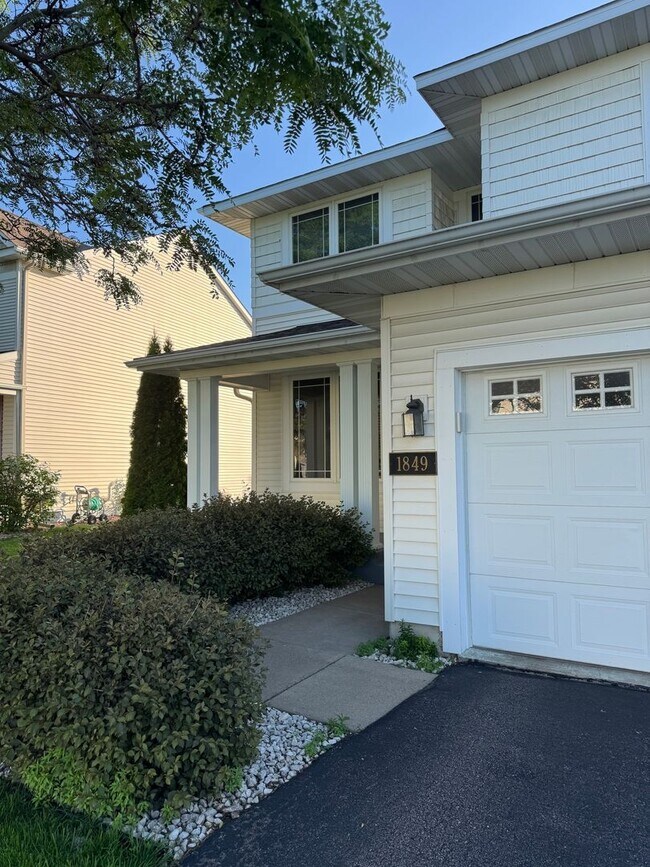 Building Photo - Beautiful 5 Bed Executive Home! Pet Friend...