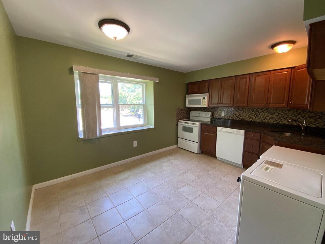 Primary Photo - 501 Silver Ct