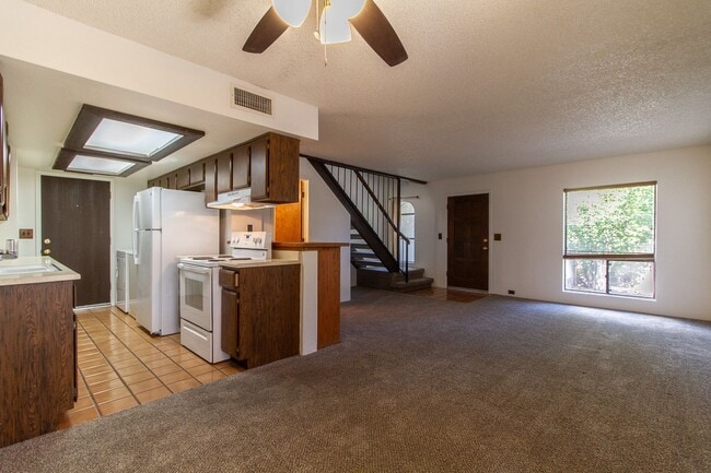 Building Photo - EXCELLENT 2BED, 1.5BATH TOWNHOUSE LOCATED NEAR 48TH ST & GUADALUPE
